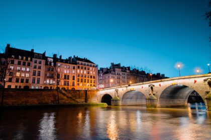 دانلود عکس صحنه گرگ و میش از رودخانه سن پاریس با رنگ های فوق العاده