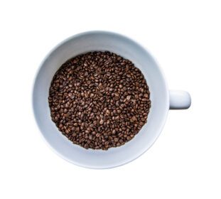 دانلود عکس دانه قهوه در یک لیوان سرامیکی بزرگ جدا شده روی سفید خالی
