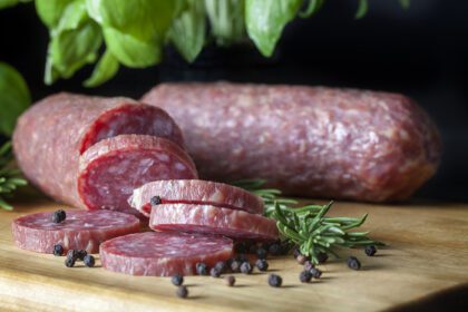 دانلود عکس از نزدیک نگاهی به غذای محبوب و معروف سوسیس در ایتالیا