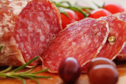 دانلود عکس از نزدیک نگاهی به غذای محبوب و معروف سوسیس در ایتالیا