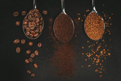 دانلود عکس واریاسیون قهوه پودر قهوه فوری و دانه های قاشقی