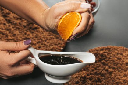 دانلود عکس قهوه با اشباع آب پرتقال برای کیک نزدیک