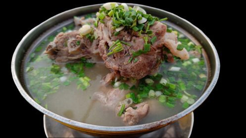 دانلود عکس از نزدیک غذای تایلندی سوپ استخوان خوک تند پس زمینه سیاه