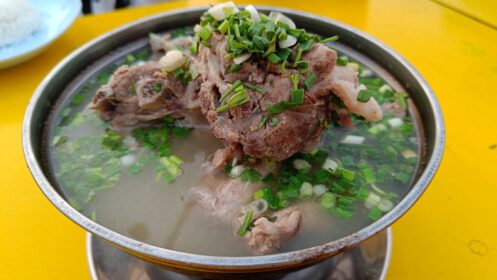 دانلود عکس نزدیک غذای تایلندی سوپ استخوان خوک تند لنگ تام زاپ