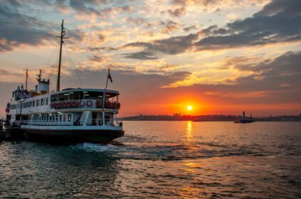 دانلود عکس نمای کشتی مسافربری در استانبول