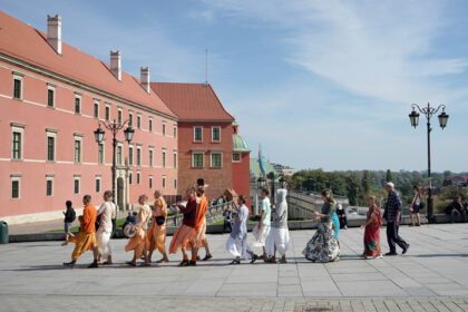 دانلود عکس راهپیمایی بوداییان ورشو لهستان در بازار قدیمی