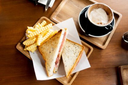 دانلود عکس زمان قهوه با ساندویچ قهوه ژامبون و پنیر