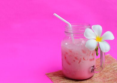 دانلود عکس نوشیدنی شیر یخی صورتی خنک برای نوشیدنی های تابستانی در پس زمینه سفید