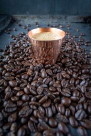 دانلود عکس فنجان مس پر شده با قهوه اسپرسو در مرکز خام