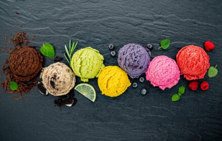 دانلود عکس اسکوپ های رنگارنگ بستنی با میوه
