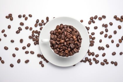 دانلود عکس دانه های قهوه و فنجان جدا شده در پس زمینه سفید