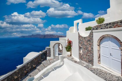 دانلود عکس راه پله های سفید واش در جزیره سنتورین یونان چشم انداز