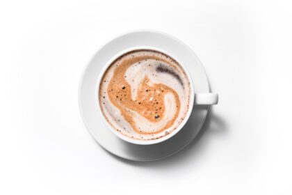 دانلود عکس فنجان قهوه کاپوچینو در پس زمینه سفید فول فریم