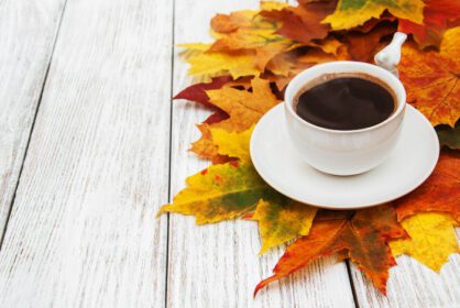 دانلود عکس فنجان قهوه و برگ های پاییزی