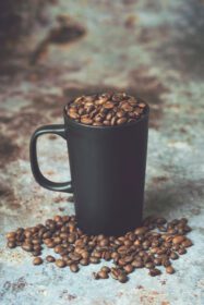 دانلود عکس فنجان قهوه پر شده با دانه های قهوه