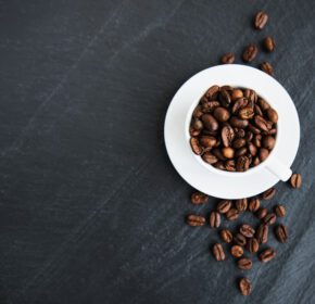 دانلود عکس فنجان قهوه پر از دانه های قهوه