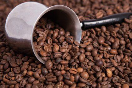 دانلود عکس فنجان قهوه روی پس زمینه دانه های قهوه