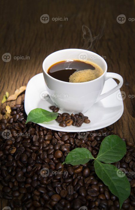 دانلود عکس فنجان قهوه با دود در پس زمینه چوبی قدیمی