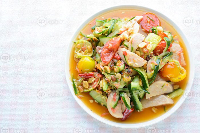 دانلود عکس سالاد خیار با سوسیس های گوشت خوک کنسرو شده تایلندی محبوب