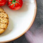 دانلود وکتور فنجان چای یا قهوه روی میز در دفتر شهر