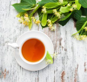 دانلود عکس فنجان چای گیاهی با گل نمدار