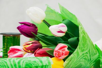 دانلود عکس لاله های رنگارنگ در گل فروشی