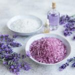دانلود عکس توت فرنگی تازه روی سفره آبی
