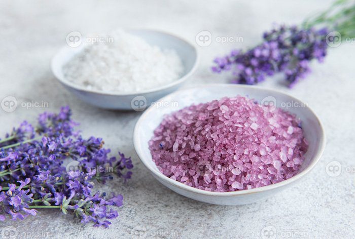 دانلود عکس گیاهی طبیعی نمک دریا با گل اسطوخودوس