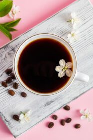 دانلود عکس فنجان قهوه اسپرسو قوی و گل های لطیف بهاری در