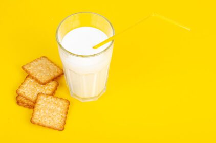 دانلود عکس کوکی های خوشمزه و لیوان شیر در پس زمینه روشن