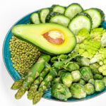 دانلود عکس قطب نما بر روی نقشه جهان باستانی یا قدیمی قرار گرفته است