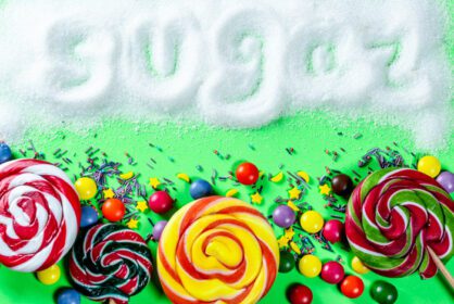 دانلود عکس شیرینی های مختلف در زمینه سبز با کتیبه