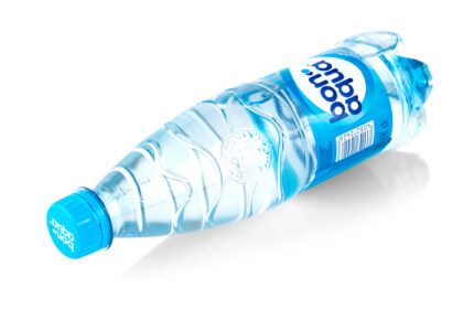 دانلود عکس آب آشامیدنی بن آکوا در بطری پلاستیکی جدا شده در
