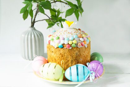 دانلود عکس کیک عید پاک با تخم مرغ های رنگ شده روی بشقاب به رنگ خاکستری