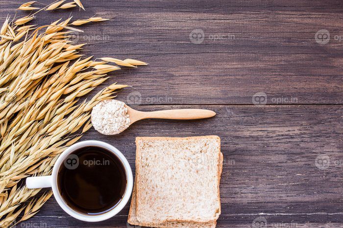 دانلود عکس خوشه گندم و فنجان قهوه روی میز چوبی