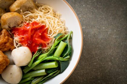 دانلود عکس نودل تخم مرغ با توپ ماهی و توپ میگو در سس صورتی ین تا چهار یا ین تا فو سبک غذایی آسیایی