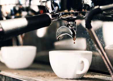 دانلود عکس دستگاه اسپرسوساز در حال دم کردن قهوه