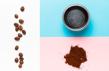 دانلود عکس دستگاه اسپرسوساز فیلتر آسیاب شده قهوه و دانه های قهوه روی