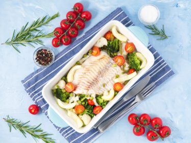 دانلود عکس ماهی ماهی پخته شده در فر آبی با کلم بروکلی سبزیجات
