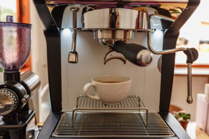 دانلود عکس عصاره قهوه از دستگاه قهوه ساز در کافی شاپ