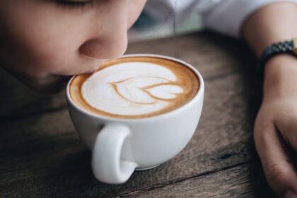 دانلود عکس زن در حال نوشیدن قهوه