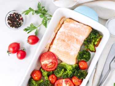 دانلود عکس ماهی سالمون پخته شده در فر با سبزیجات بروکلی سالم