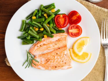 دانلود عکس ماهی سالمون بخارپز شده با سبزیجات غذای رژیمی سالم تیره