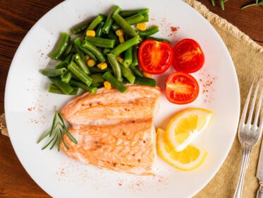 دانلود عکس ماهی سالمون بخارپز شده با سبزیجات غذای رژیمی سالم تیره