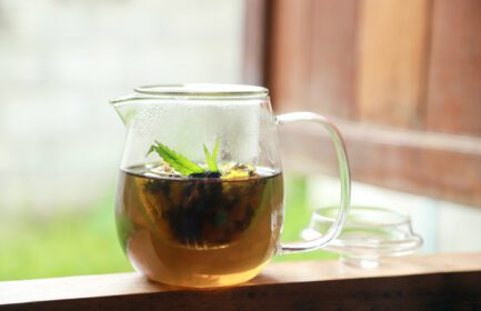 دانلود عکس گل چای در ظرف شیشه ای با برگ شاهدانه برای سلامتی