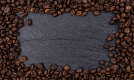 دانلود قاب عکس ساخته شده از دانه های قهوه برشته شده روی میز مشکی