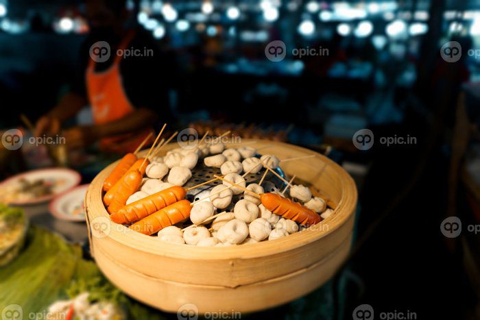 دانلود عکس غذا در بازار خیابانی در شب در کرابی