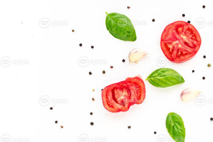 دانلود عکس پس زمینه غذای گوجه فرنگی سیر و ریحان روی سفید