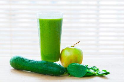 دانلود عکس آب میوه تازه از سبزیجات و میوه های سبز سالم