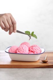 دانلود عکس آرایشگر غذا با موچین تزئین بستنی تقلبی